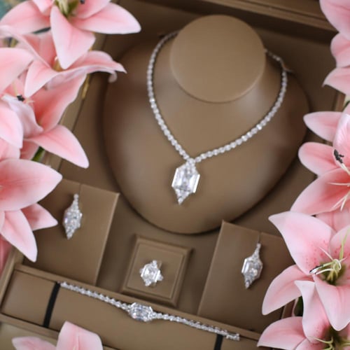 طقم مميز - ابيض