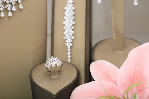 طقم ابيض مميز