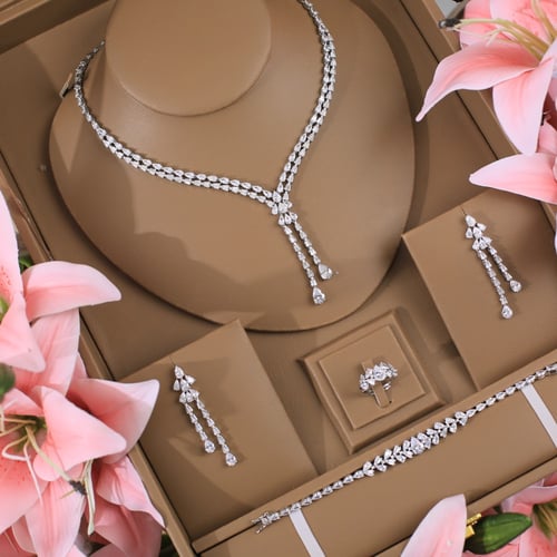 طقم ابيض واصفر