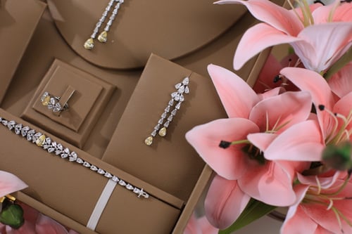 طقم ابيض واصفر