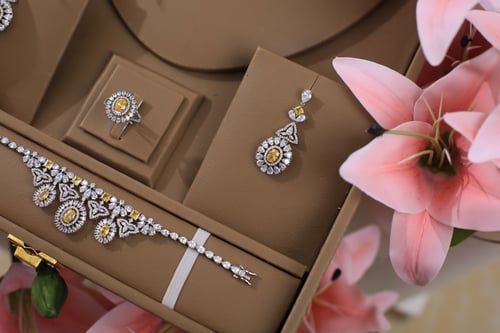 طقم ملون اصفر او ابيض