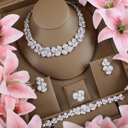 طوق الورد دقة الالماس -فضي