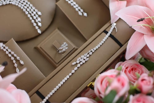 طقم انيق- ابيض