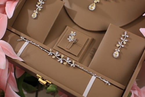 طقم اصفر وابيض