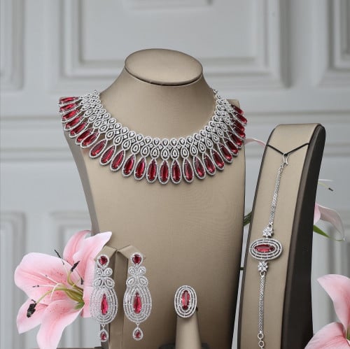 طقم لون احمر