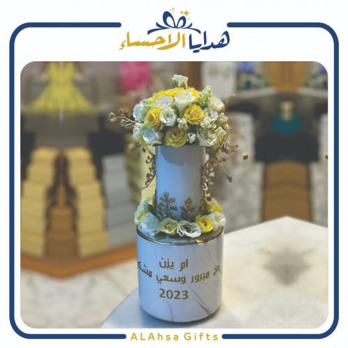 فازة بيضا بتنسيق ورد بيبي جوري