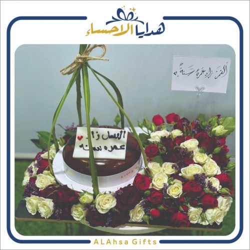 ورد بيبي جوري مع كيكة بقاعدة خشب