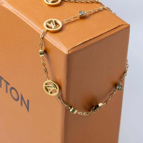 سوار LV Charm ذهبي