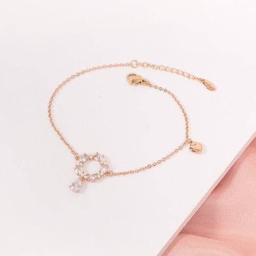 إسوارة بتصميم دائري مزينة بالأحجار البرّاقة