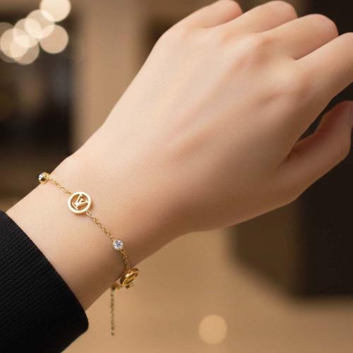 سوار LV Charm ذهبي