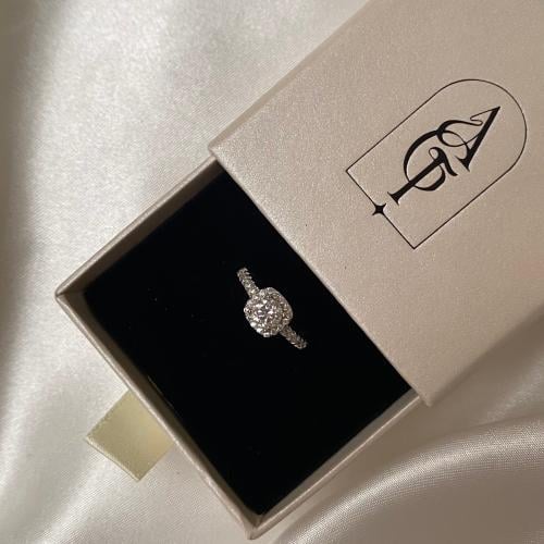 Elegant ring