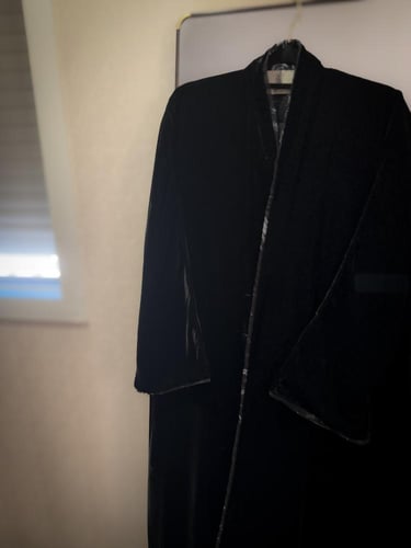 مخمل أسود ملكي