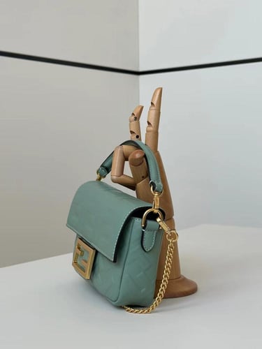 شنطة فندي baguette 19cm 12cm