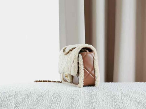 شنطة شانيل بني فرو