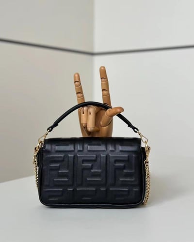 شنطة فندي baguette 19cm 12cm