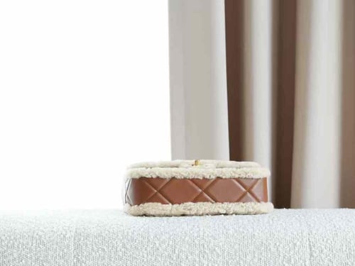 شنطة شانيل بني فرو