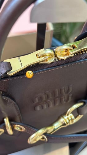 شنطة ميو ميو برغندي