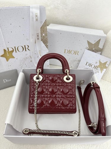 ليدي ديور احمر