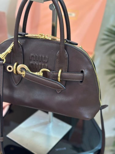 شنطة ميو ميو برغندي