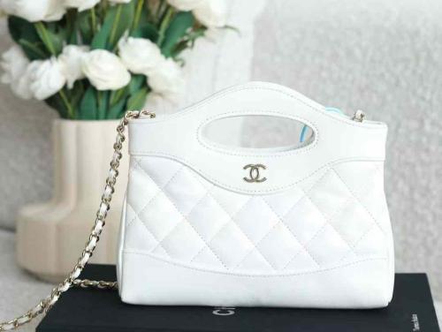 شنطة شانيل ابيض