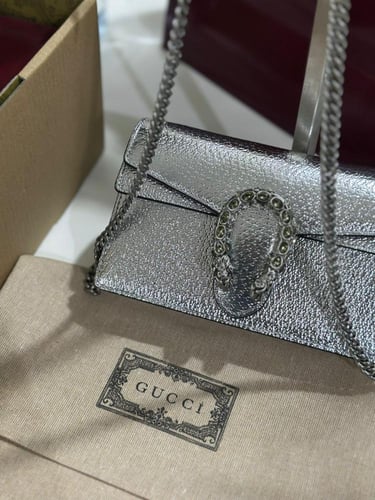 شنطة قوتشي فضي