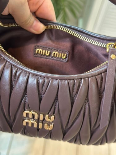 شنطة ميوميو عنابي