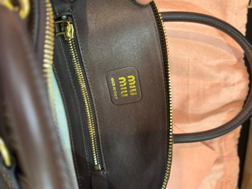 شنطة ميو ميو برغندي