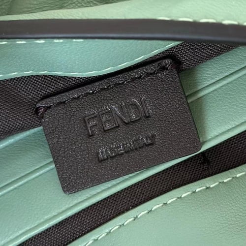 شنطة فندي baguette 19cm 12cm