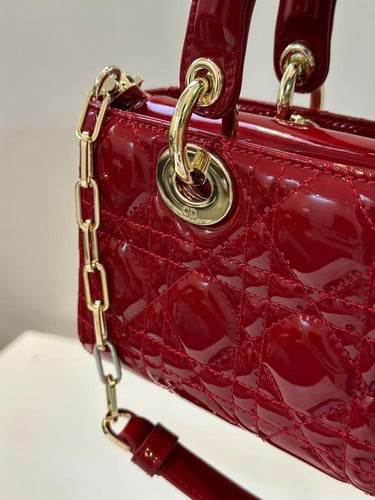 جوي ديور احمر