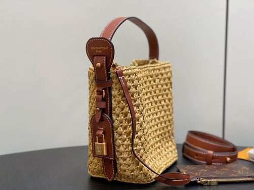 شنطة LV 18cm 16cm