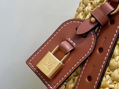 شنطة LV 18cm 16cm