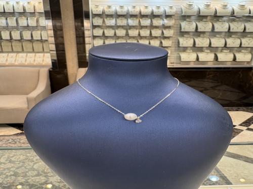 Silver necklace with pearls