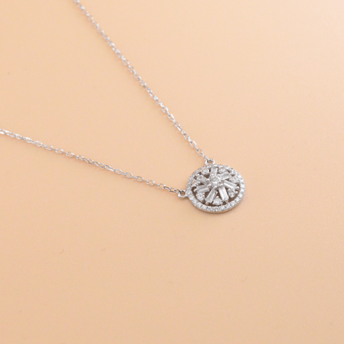 عقد مرصعة بالالماس