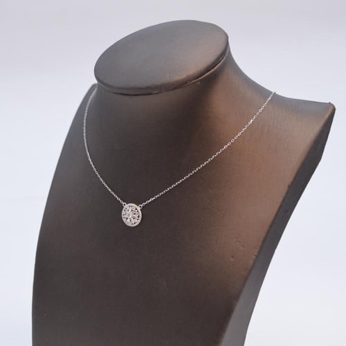 عقد مرصعة بالالماس