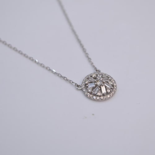 عقد مرصعة بالالماس