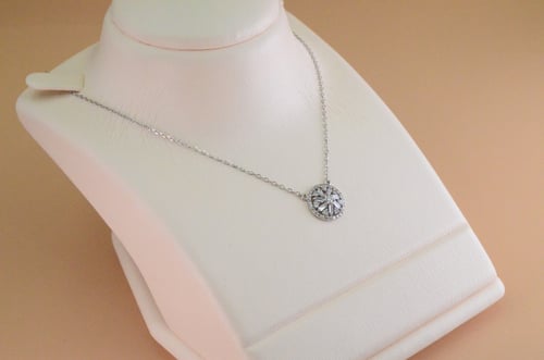 عقد مرصعة بالالماس