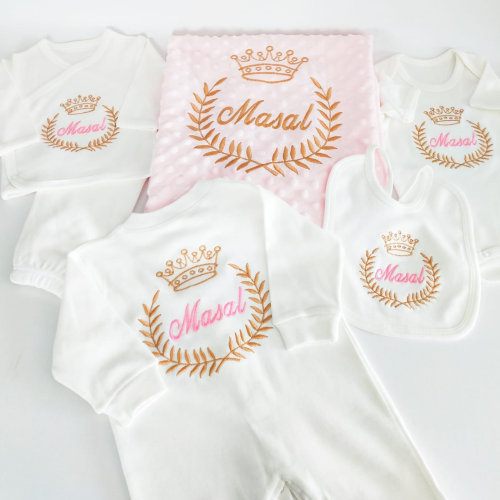 التاج الوردي مطرز بالاسم