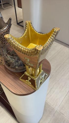 مبخرة بلون ذهبي مع الكتابة