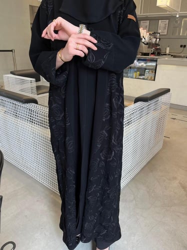 عباية الكم مفتوح وتطريز اسود - قماش ملكي