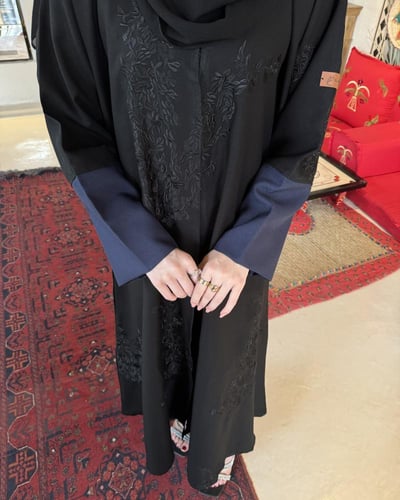 عباية تطريز اسود والكم كحلي نص كلوش - قماش كريب وا...