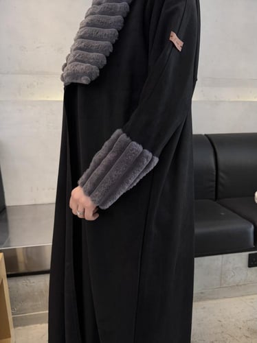 عباية فرو رمادي - قماش شمواء