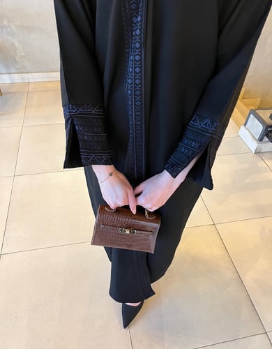 عباية تطريز كحلي اكمام مفتوحه - قماش كريب