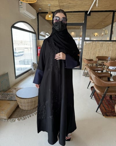 عباية تطريز اسود والكم كحلي نص كلوش - قماش كريب وا...