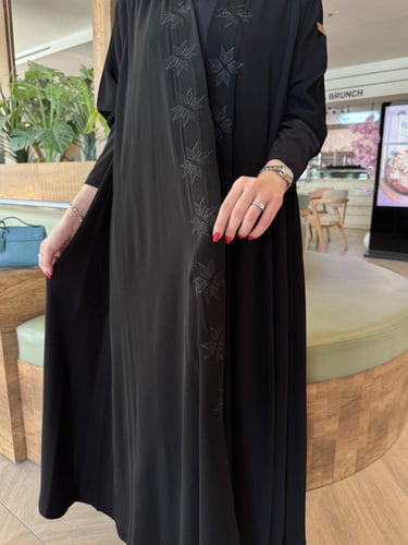 عباية الكم استرتش بتطريز اسود دبل كلوش - قماش ملكي