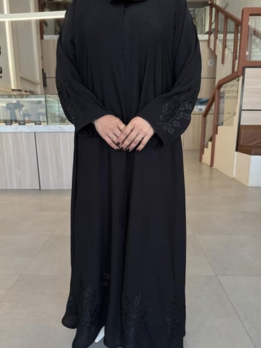 عباية تطريز اسود بالكم ومن الاسفل نص كلوش - قماش ا...