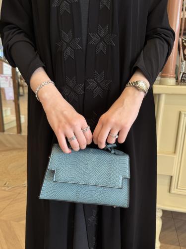 عباية الكم استرتش بتطريز اسود دبل كلوش - قماش ملكي