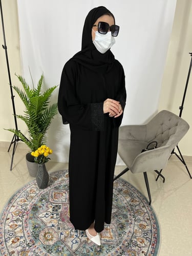 عباية كم مربع واسع تطريز اسود - قماش ملكي