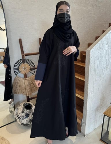 عباية تطريز اسود والكم كحلي نص كلوش - قماش كريب وا...