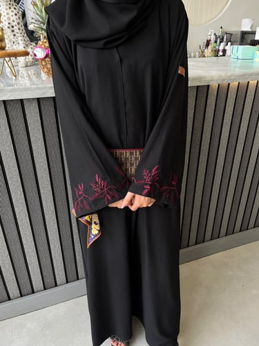 عباية تطريز عنابي - قماش كريب امريكي