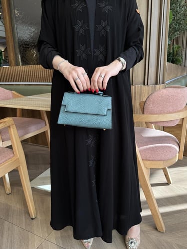 عباية الكم استرتش بتطريز اسود دبل كلوش - قماش ملكي